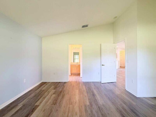 Building Photo - 240 Center Oak Cir