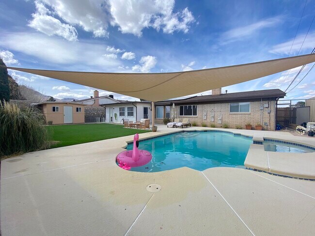 Building Photo - 4720 Blossom Ave