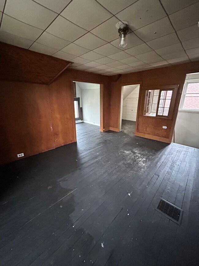 Building Photo - Coming Soon! Section 8 Accepted! Renovatio...