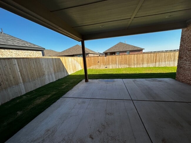 Building Photo - Stunning 3 bedroom Wolfforth - Pre lease f...