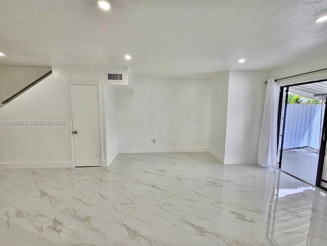 Building Photo - 0000 00000