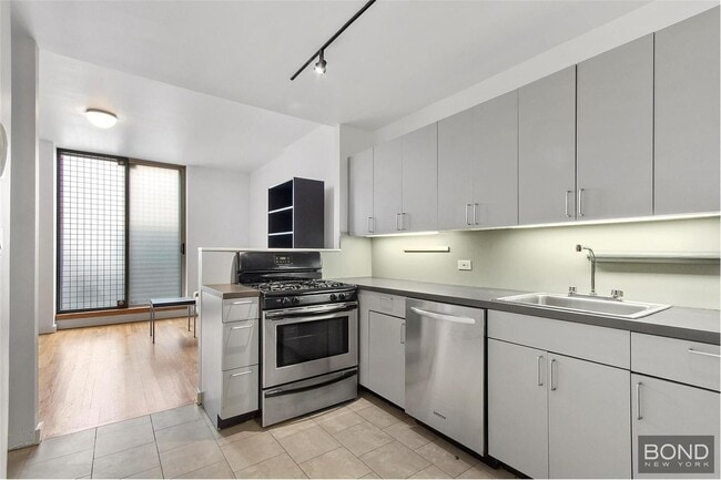 Building Photo - Modern South Harlem 2BR with Private Courtyard