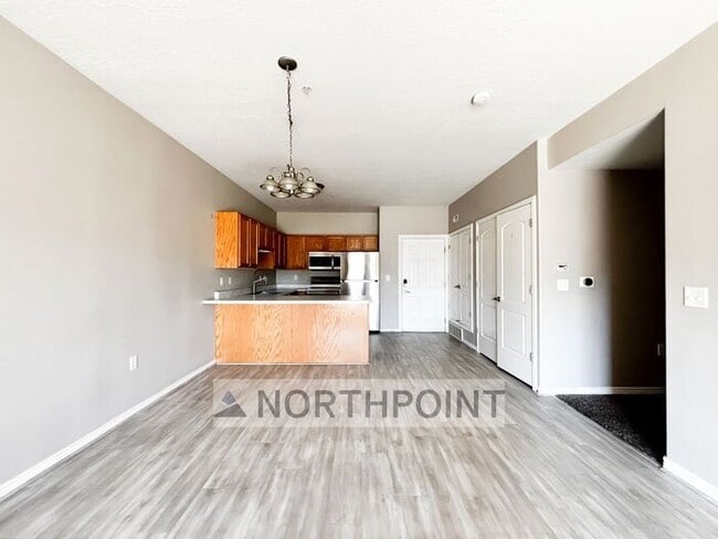 Building Photo - 2 Bed 2 Bath Condo - 9 foot ceilings with Mountain Views from deck!