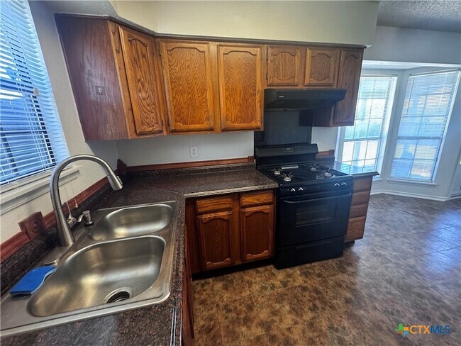 Building Photo - 1613 Bobby Lee Dr