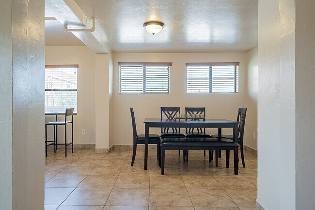 Building Photo - 928 E 6th St