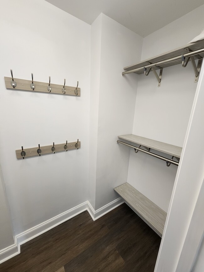 Building Photo - 405 W 7th St