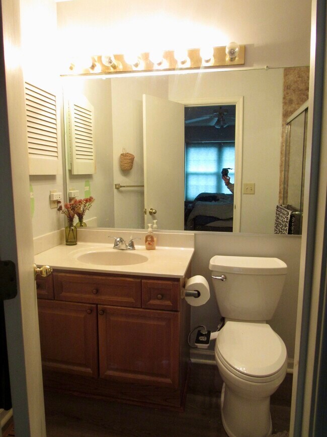 Building Photo - 302 S Hill Ln