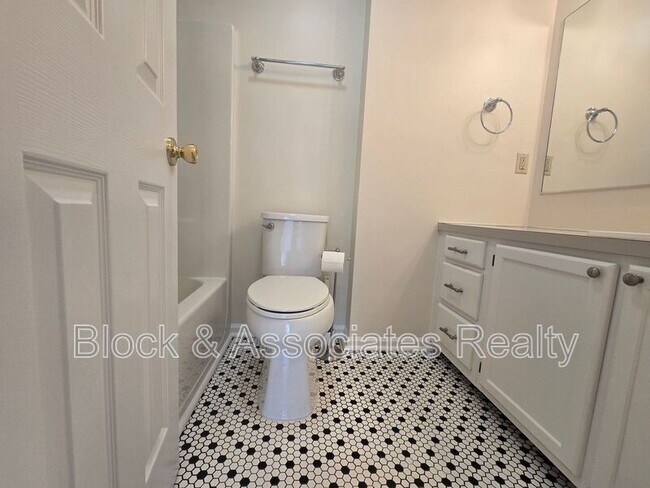 Building Photo - 110 Westbrook Ct
