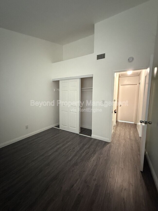 Building Photo - 8535 Paradise Valley Rd