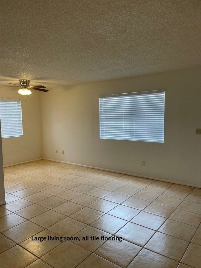 Building Photo - KIOW2332