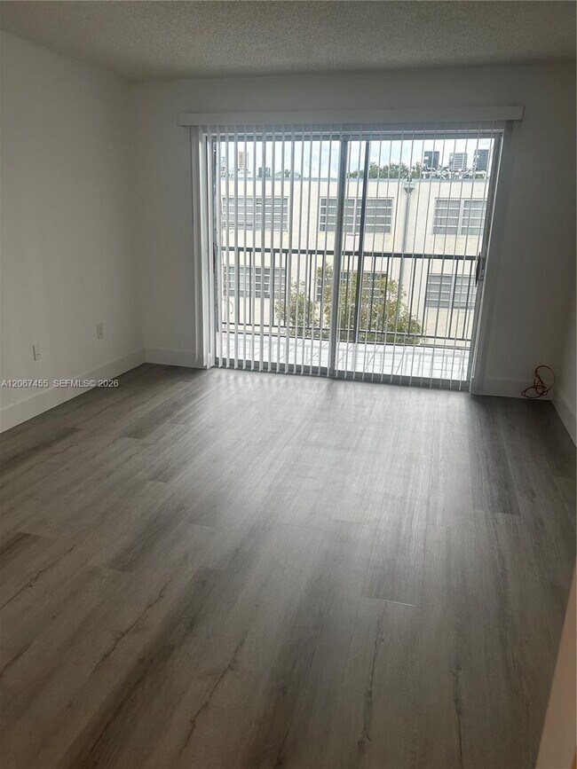 Building Photo - 1250 NE 125th St
