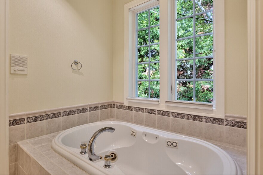 Building Photo - 1645 SE Oak Shore Ln