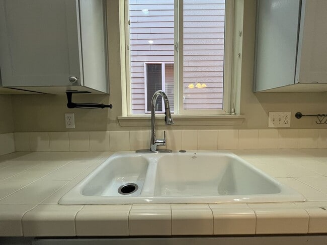 Building Photo - Charming 3-Bed, 3-Bath Home with Bright Ki...