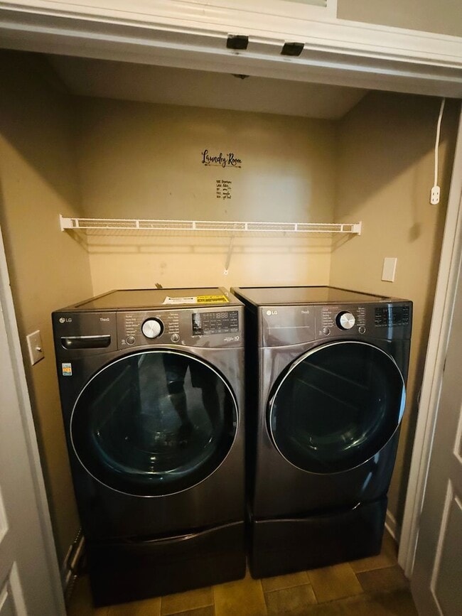 Building Photo - Hidden 4 bedroom, 2.5 bathroom Gem!