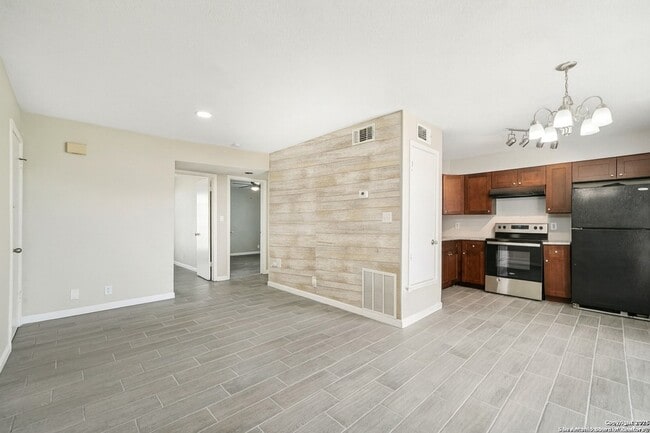 Building Photo - 10609 Starcrest Dr