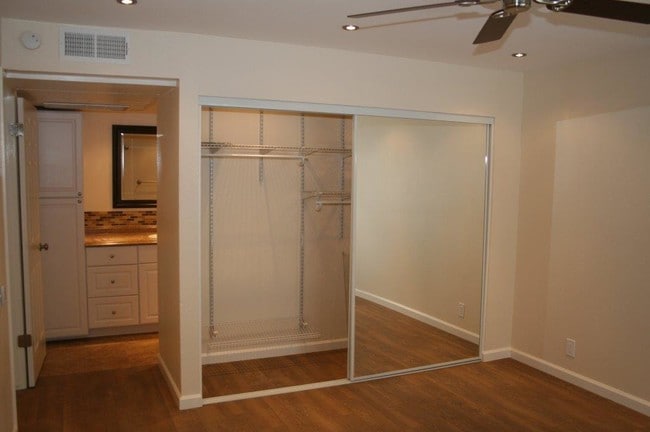 Building Photo - 2845 S Fairview St