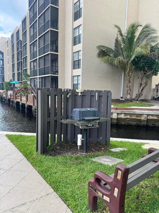 Building Photo - 9 Royal Palm Way
