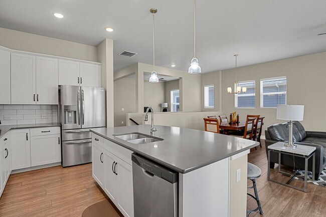Building Photo - Single Family w/ Elegance