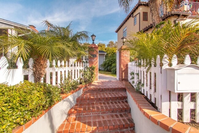 Building Photo - Charming 3 Bed/2 Bath Home in Bird Rock/ La Jolla- 1 Block from the Ocean!