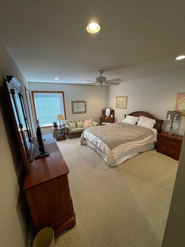 Building Photo - Large fully furnished beautiful home w/ boat dock avail. for a longterm lease or seasonal lease! ...