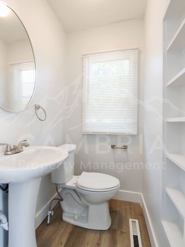 Building Photo - Updated Duplex Available in Salt Lake City