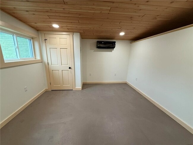 Building Photo - 260 Oak Ave