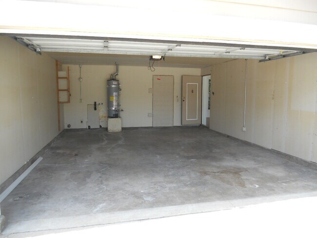Building Photo - 3 BED W RV/BOAT PARKING