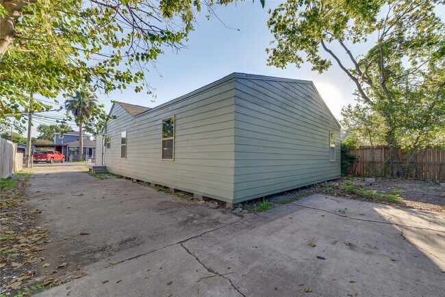 Building Photo - 6603 Victoria St