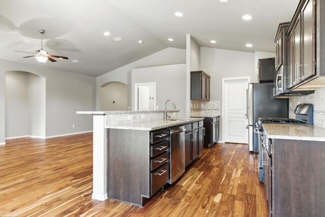 Building Photo - 7029 S Woodhaven Dr