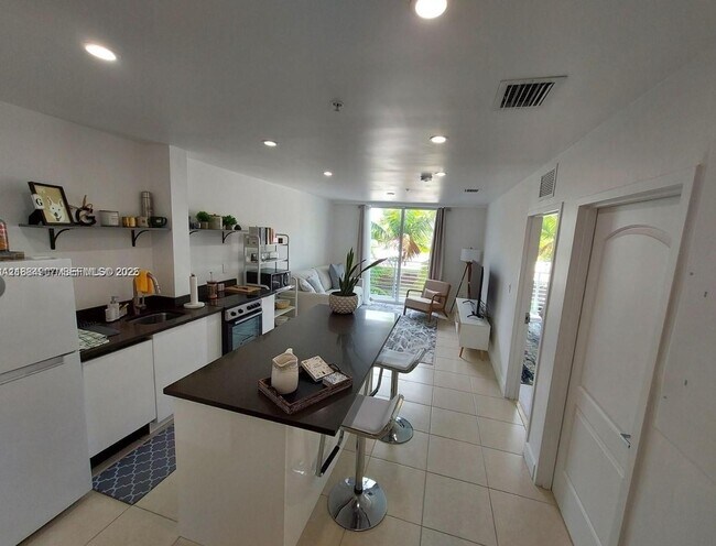 Building Photo - 945 Michigan Ave