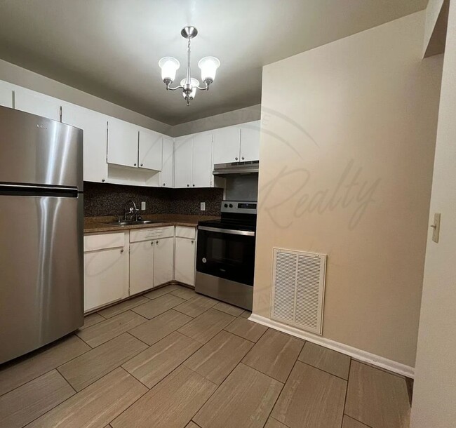 Building Photo - Two Bedroom Spacious Second-Floor Apartmen...