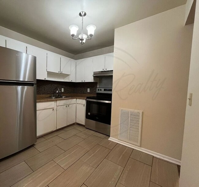 Building Photo - Two Bedroom Spacious Second-Floor Apartment with Modern Comforts Including Washer and Dryer!!