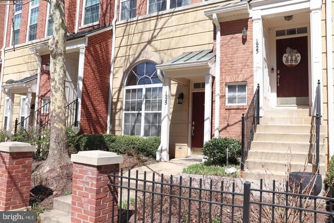 Building Photo - 1925 Crescent Park Dr