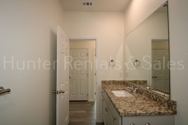 Building Photo - Modern New Construction Duplex