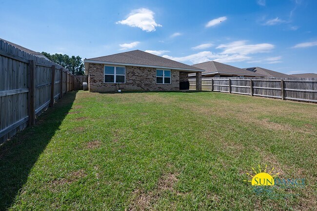 Building Photo - Stunning 4 Bedroom Home in Crestview! -Sol...