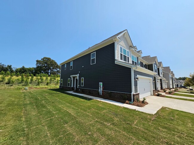 Building Photo - Like New End-Unit townhome in Monroe