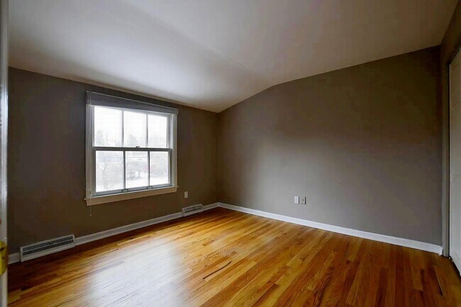 Building Photo - 4576 Wagon Wheel Dr