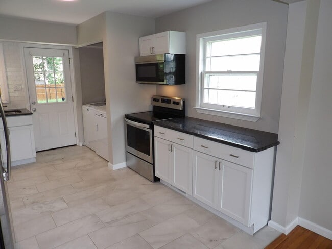 Building Photo - 286 Zandale Dr