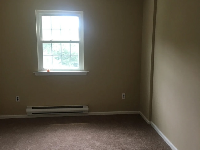 Building Photo - Spacious 4-bedroom, 1.5-bath townhome