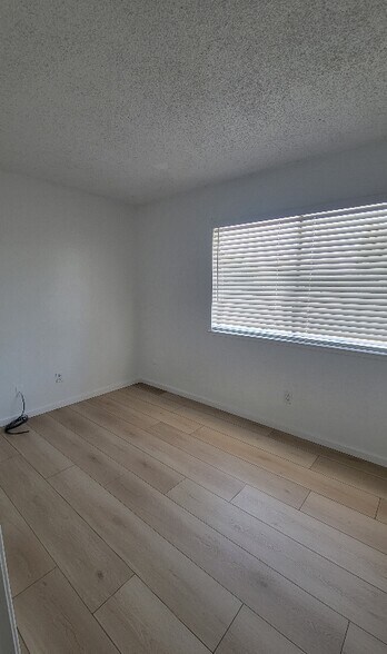 Building Photo - 10 Paramount Cir