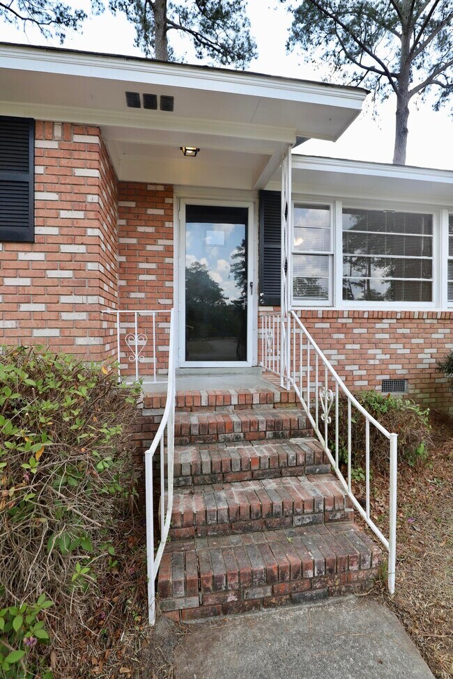 Building Photo - 1912 Dominion Dr