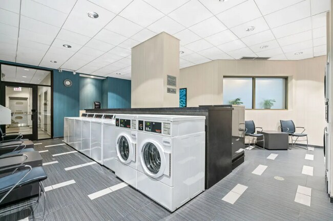 Building Photo - 1064 N Dearborn St