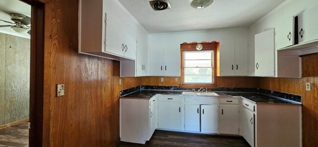 Building Photo - 2004 Roebuck St