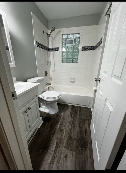 Full bath - 6619 Hillside Ln