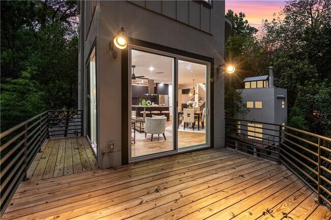 Building Photo - 335 Eureka Dr NE