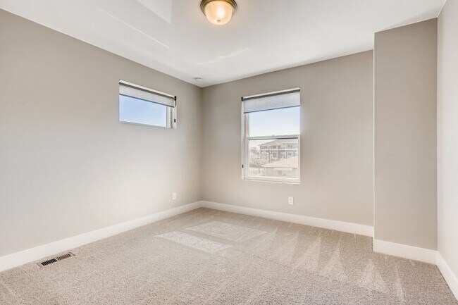 Building Photo - Beautiful Half Duplex for Rent