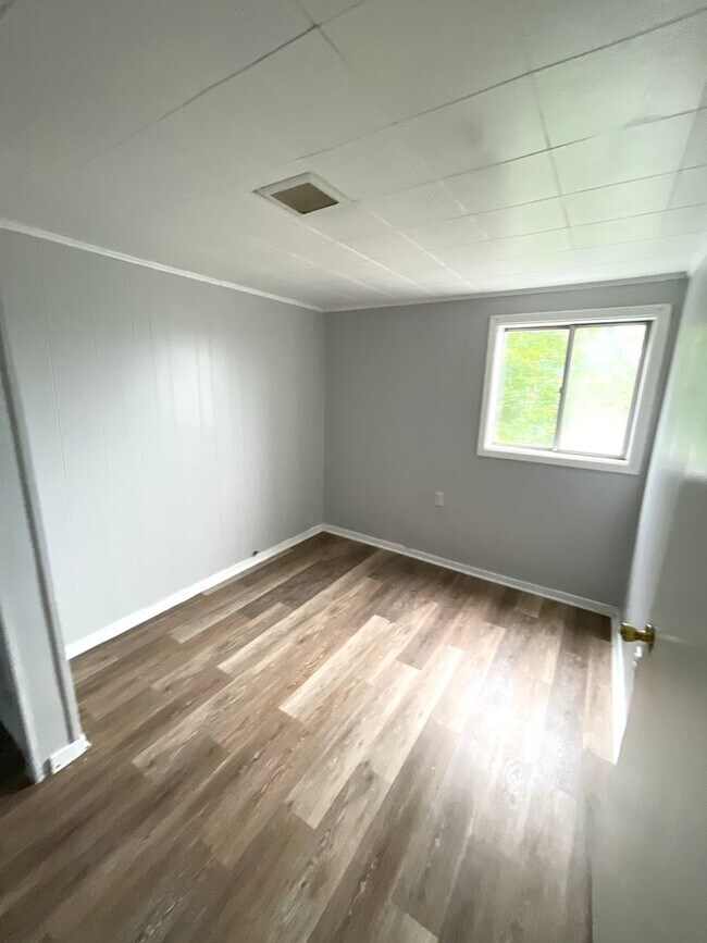 Building Photo - Renovated 3 bed 2 bath in Ambridge Heights!