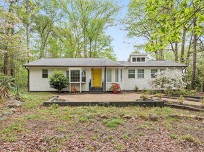 Building Photo - Nature Lovers 3 Bed 2 Bath Chapel Hill Ranch Available early August