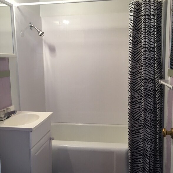 Building Photo - 507 W 1st St