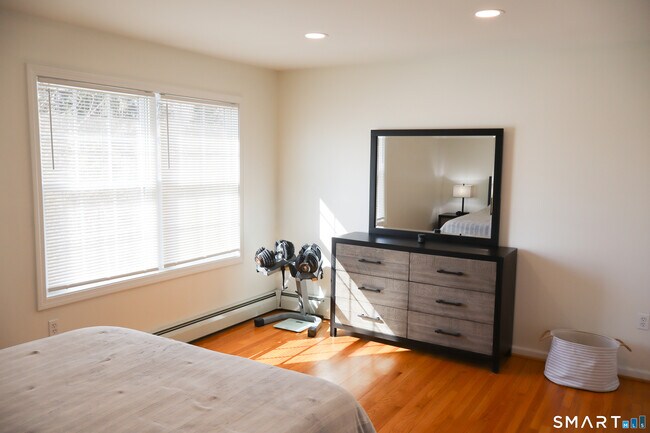 Building Photo - 25 W Silver St